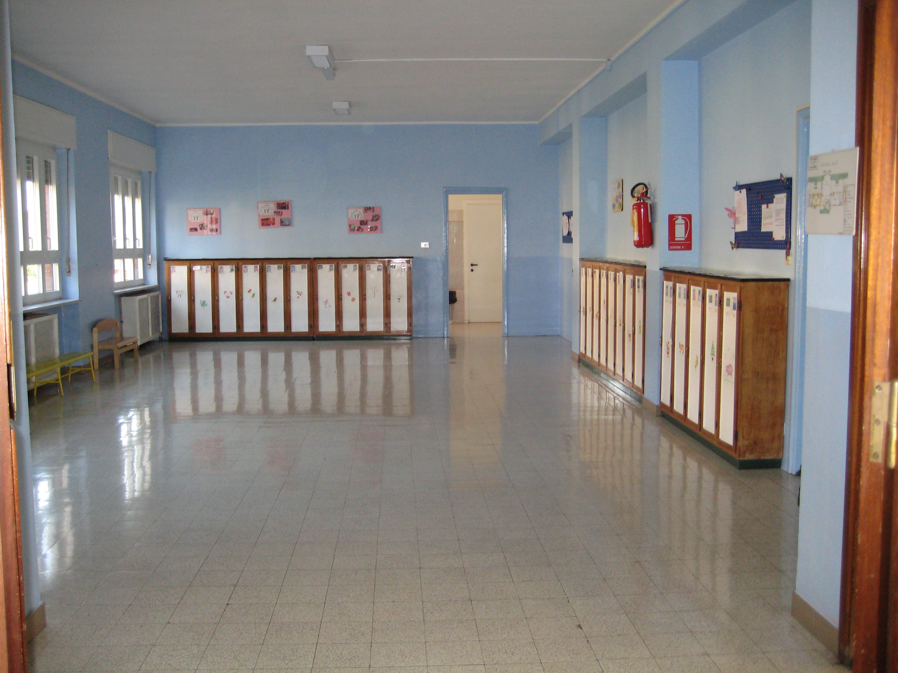 10 - uno dei spogliatoi e ingresso alle aule